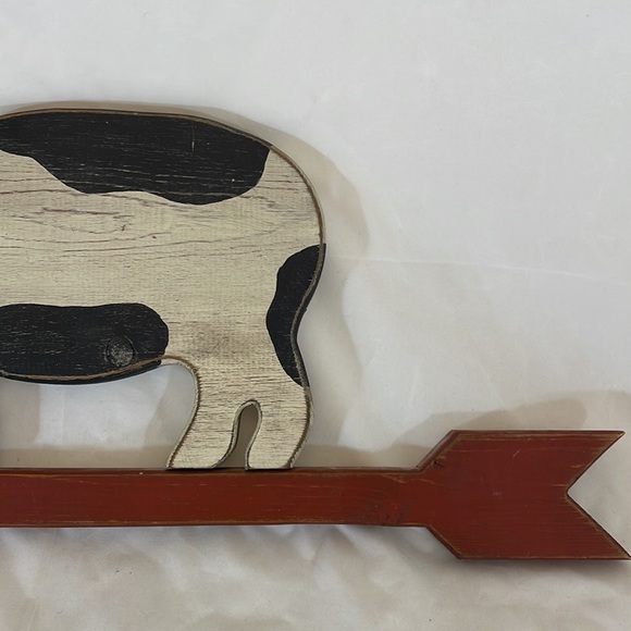 Farmhouse Style Wood Handpainted Pig and Arrow Farmhouse Decor - Picture 3 of 5